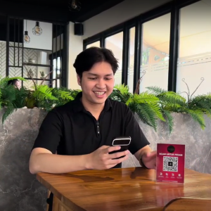 A guy try to order in restaurant using QR Ordering EasyEat